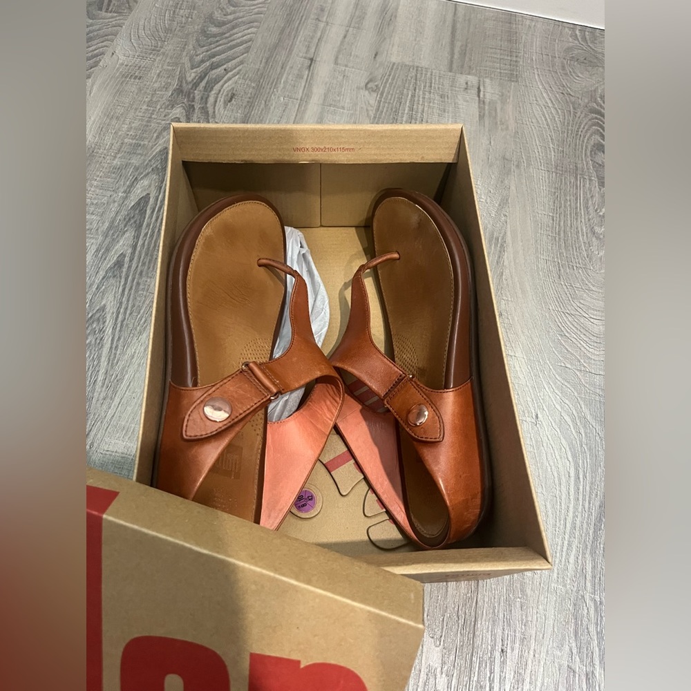 Fitflop camel leather with yellow gold trim, flip flops